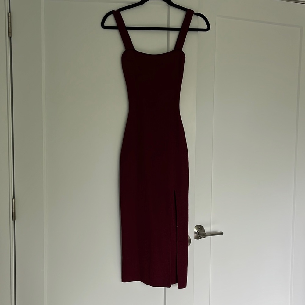 Xs superdown bodycon midi dress with slit - maroon w a slight glittering effect